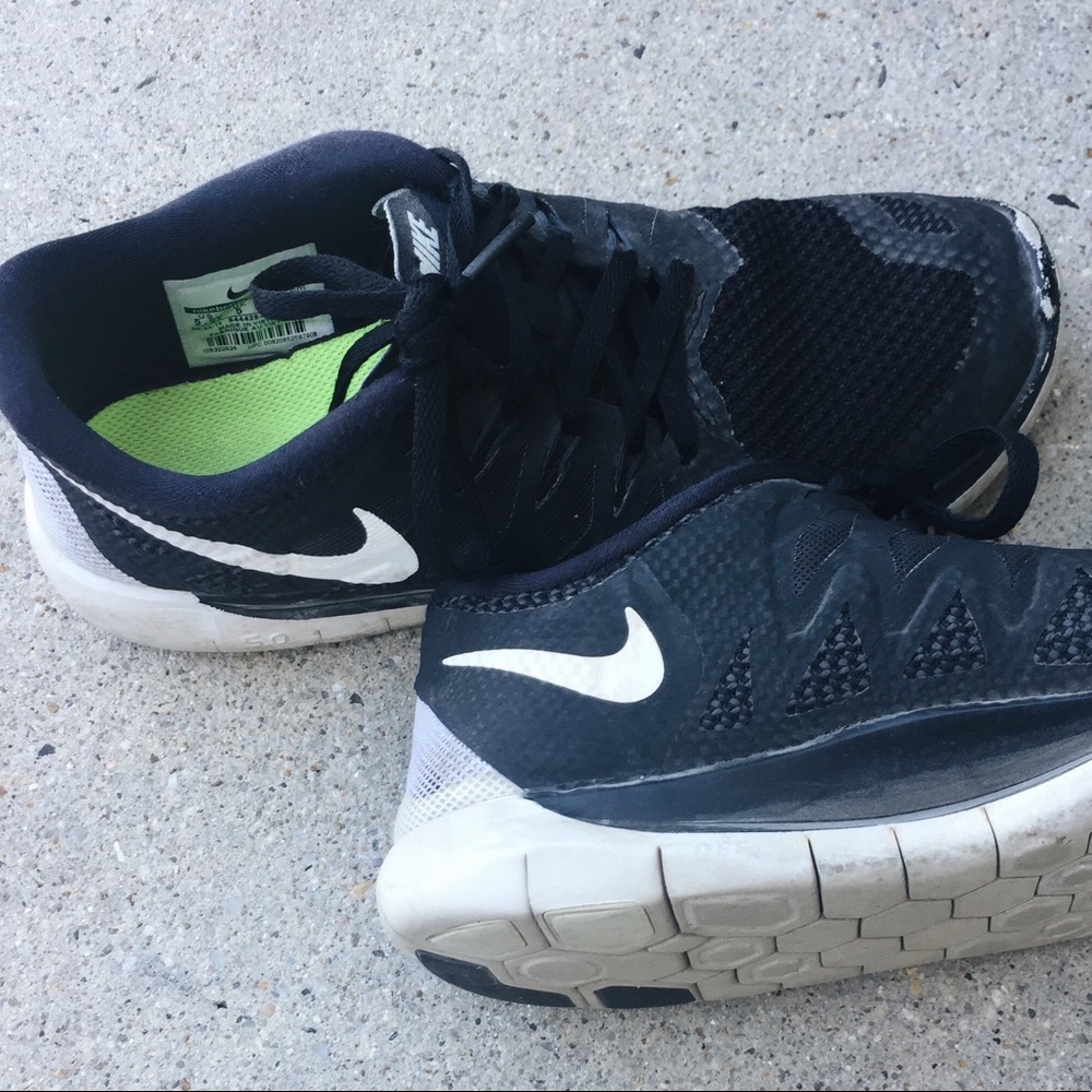 Black Nike Freeruns
